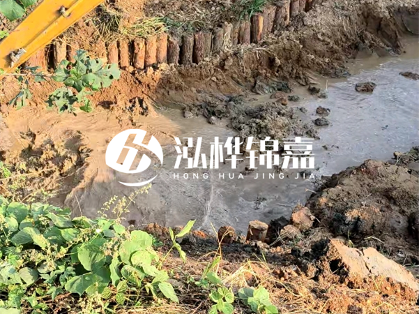 湖南防汛木樁批發(fā)廠家泓樺錦嘉 - 防洪木樁的作用是什么？?