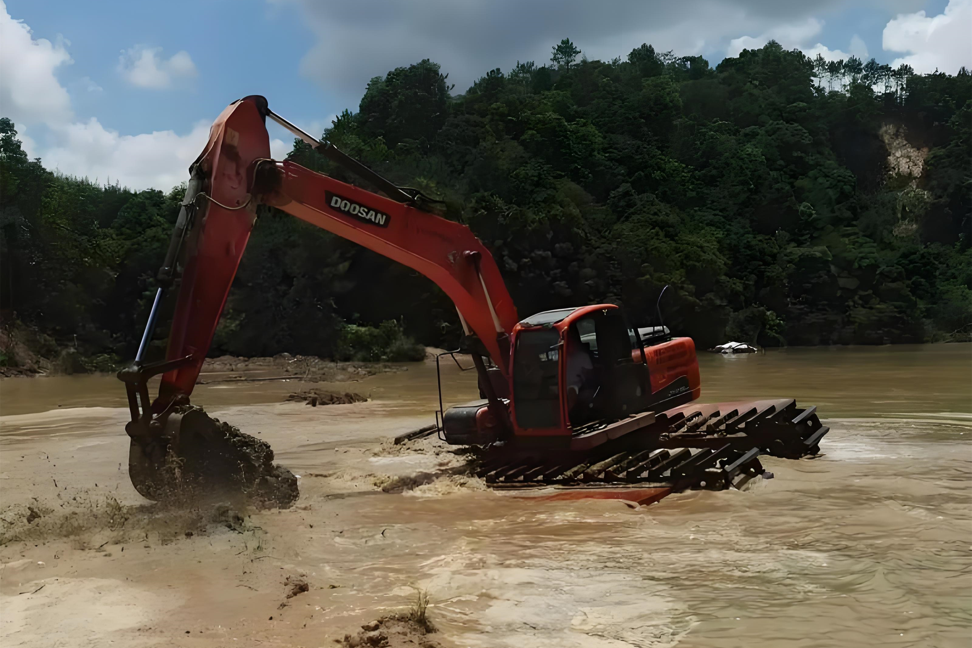 浙江杭州挖機(jī)清淤施工隊-沼澤地清淤需要先排水嗎？